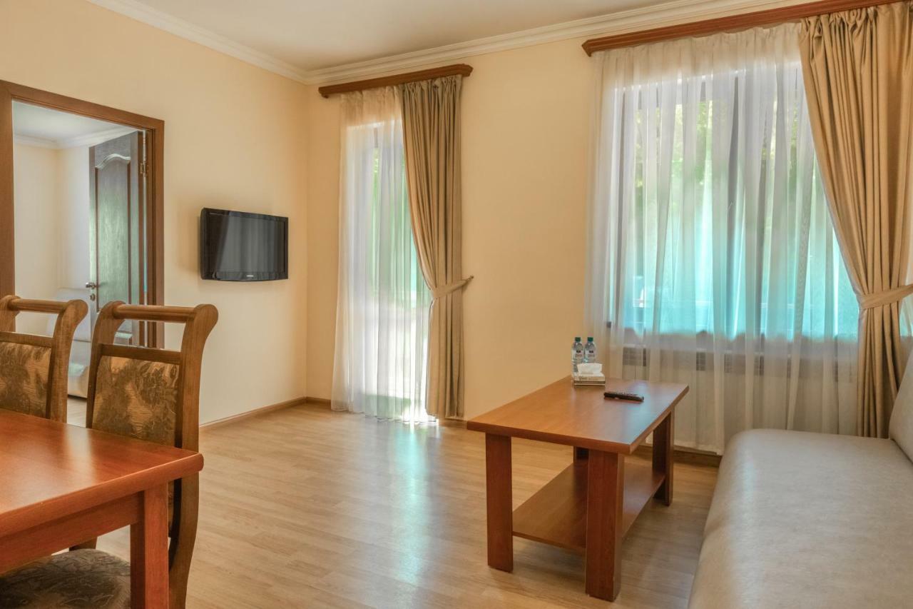 Ariana Family Hotel 딜리잔 외부 사진